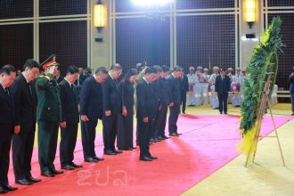 Vietnamese High-Level Delegation Pays Tribute to Late Xaysomphone Phomvihane